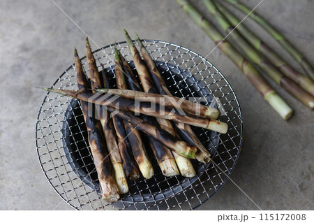 炭火で焼いた根曲がり竹 115172008