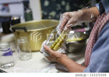 根曲がり竹を瓶詰めする女性 115172109
