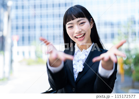 若いビジネスウーマン 若いビジネスウーマン 115172577