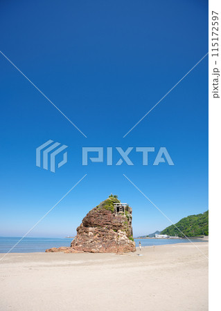 〈島根県〉稲佐の浜と弁天島 115172597