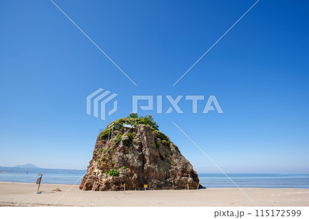 〈島根県〉稲佐の浜と弁天島 115172599