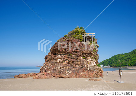 〈島根県〉稲佐の浜と弁天島 115172601