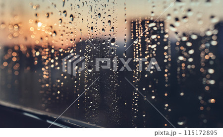 雨の日の窓についた水滴 雨の日の窓についた水滴 115172895