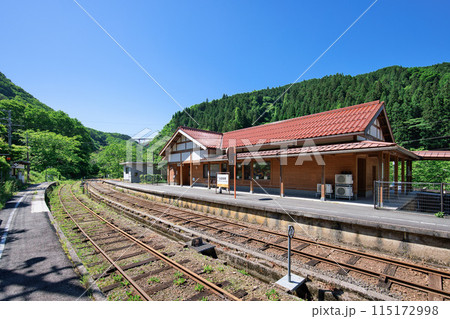 〈島根県〉出雲坂根駅 プラットホームからの風景 〈島根県〉出雲坂根駅 プラットホームからの風景 115172998