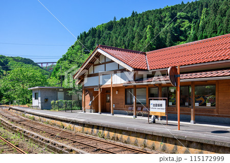 〈島根県〉出雲坂根駅　プラットホームからおろちループが見える 115172999