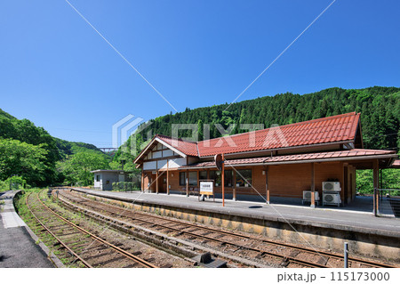 〈島根県〉出雲坂根駅 プラットホームからおろちループが見える 〈島根県〉出雲坂根駅 プラットホームからおろちループが見える 115173000