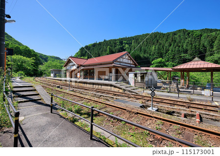 〈島根県〉出雲坂根駅 プラットホームからおろちループが見える 〈島根県〉出雲坂根駅 プラットホームからおろちループが見える 115173001