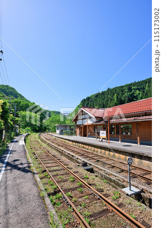 〈島根県〉出雲坂根駅　プラットホームからおろちループが見える 115173002