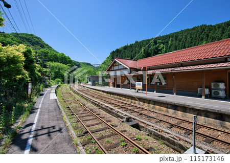 〈島根県〉出雲坂根駅　プラットホームからおろちループが見える 115173146