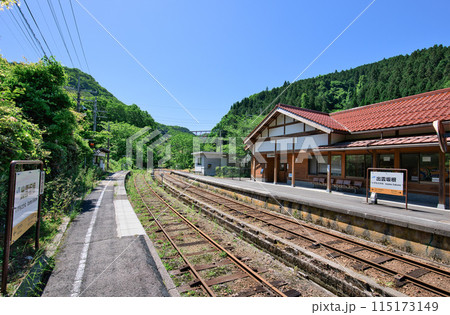 〈島根県〉出雲坂根駅　プラットホームからおろちループが見える 115173149