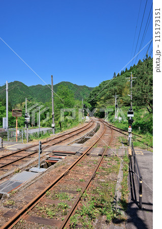 〈島根県〉出雲坂根駅 スイッチバックの線路 〈島根県〉出雲坂根駅 スイッチバックの線路 115173151