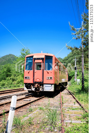 〈島根県〉出雲坂根駅に到着するキハ120系 〈島根県〉出雲坂根駅に到着するキハ120系 115173153