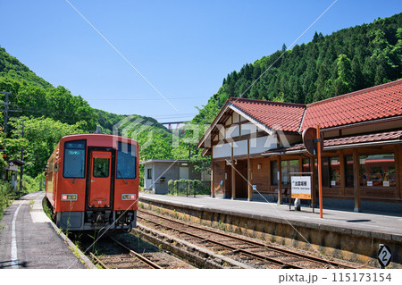 〈島根県〉出雲坂根駅に停車中のキハ120系 〈島根県〉出雲坂根駅に停車中のキハ120系 115173154