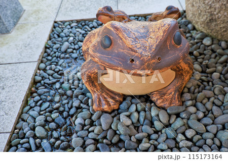 〈島根県〉出雲坂根駅　延命の水横の蛙の置物 115173164