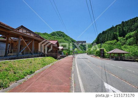 〈島根県〉国道314号沿いの出雲坂根駅 115173170