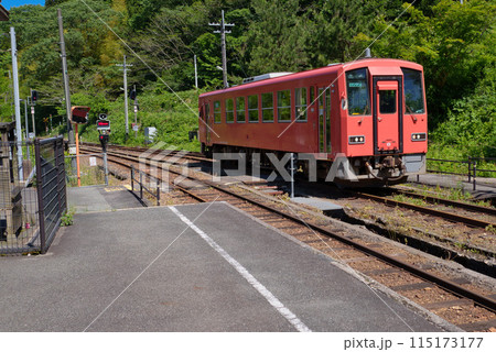 〈島根県〉出雲坂根駅に到着するキハ120系 〈島根県〉出雲坂根駅に到着するキハ120系 115173177