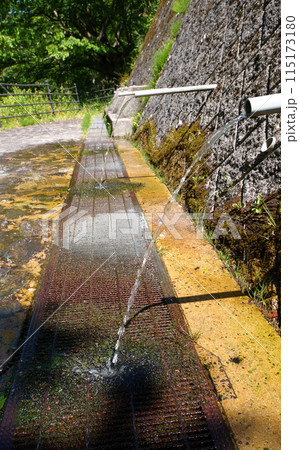 〈島根県〉出雲坂根駅　延命の水の水汲み場 115173180