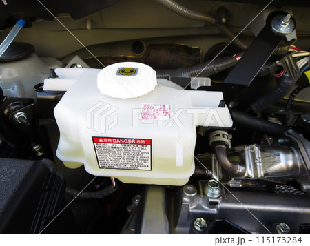 マイカーのエンジン車を整備する写真 115173284