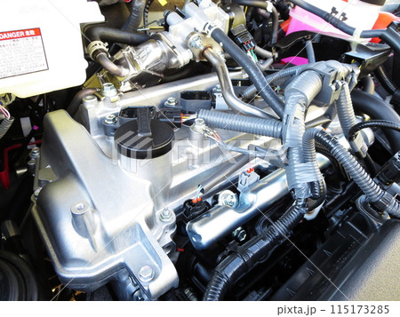 マイカーのエンジン車を整備する写真 115173285