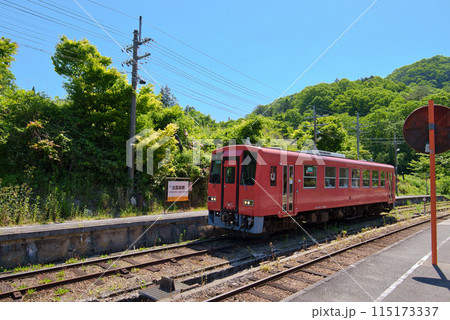 〈島根県〉出雲坂根駅を出発するキハ120系 115173337