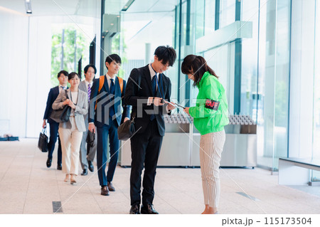 笑顔で対応をするイベントスタッフ 115173504