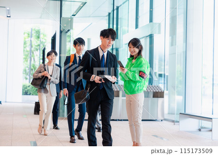 笑顔で対応をするイベントスタッフ 115173509