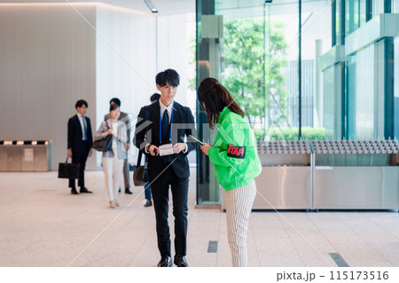 笑顔で対応をするイベントスタッフ 115173516