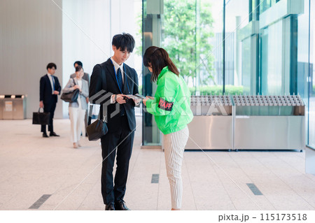 笑顔で対応をするイベントスタッフ 115173518