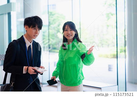 笑顔で対応をするイベントスタッフ 115173521