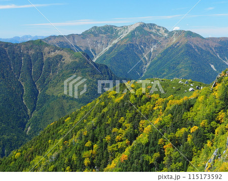 南アルプス・鳳凰三山薬師岳から望む秋の仙丈ヶ岳 115173592