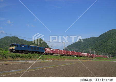 快晴の伯備線を走行するEF64-1038牽引の貨物列車(3082レ)_2024/5/17撮影 115173736