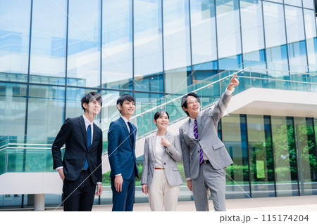 笑顔で未来を指差すビジネスパーソン 笑顔で未来を指差すビジネスパーソン 115174204