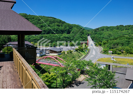 〈島根県〉道の駅奥出雲おろちループ 展望台からの眺め 5月 〈島根県〉道の駅奥出雲おろちループ 展望台からの眺め 5月 115174267