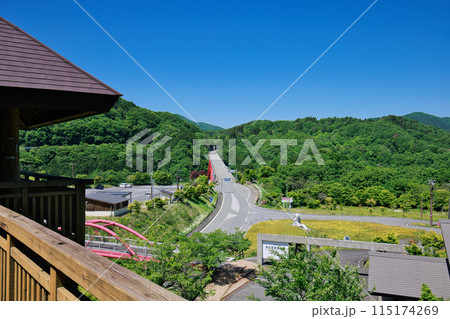 〈島根県〉道の駅奥出雲おろちループ　展望台からの眺め　5月 115174269