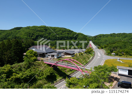〈島根県〉道の駅奥出雲おろちループ　展望台からの眺め　5月 115174274