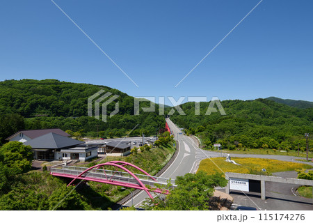 〈島根県〉道の駅奥出雲おろちループ 展望台からの眺め 5月 〈島根県〉道の駅奥出雲おろちループ 展望台からの眺め 5月 115174276