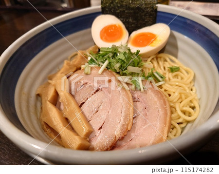 まぜそばに入れられたチャーシューのアップ 115174282