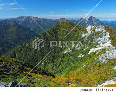 南アルプス・鳳凰三山観音岳から望む秋の甲斐駒ヶ岳と仙丈ヶ岳 115174354