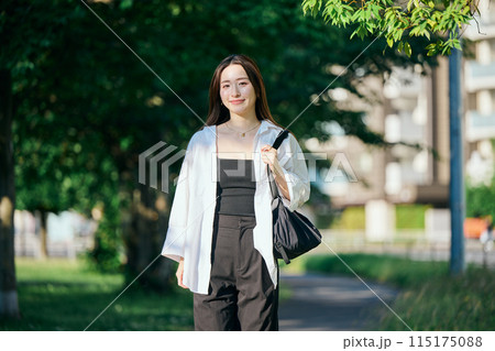 通勤する若い女性 通勤する若い女性 115175088