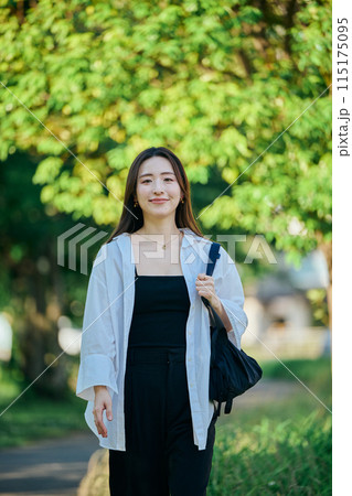 通勤する若い女性 通勤する若い女性 115175095