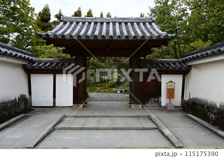 御屋敷の庭の門前(姫路市・好古園) 御屋敷の庭の門前(姫路市・好古園) 115175390