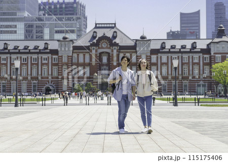 インバウンド 東京を散策する外国人旅行者カップル インバウンド 東京を散策する外国人旅行者カップル 115175406