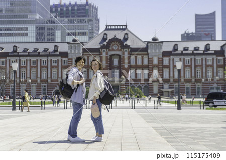 インバウンド　東京を散策する外国人旅行者カップル 115175409