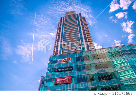 日本の横浜都市景観 6月。上大岡駅前や飛行機雲などを望む＝3日 115175665