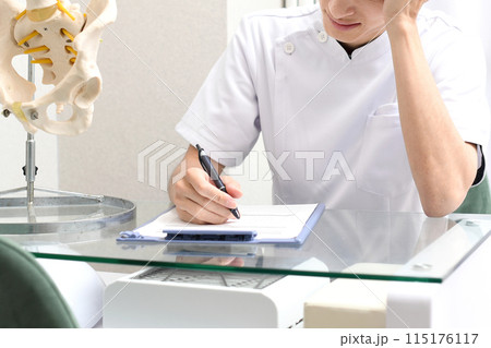 頭を抱える医療従事者のアジア人男性 115176117