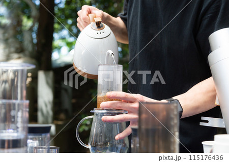 コーヒースタンドでコーヒーを淹れる男性の手元 115176436