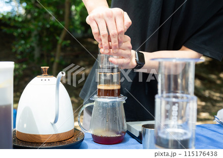 コーヒースタンドでコーヒーを淹れる男性の手元 115176438