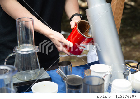 コーヒースタンドでコーヒー豆を挽く男性の手元 115176507