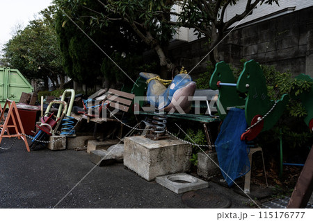 捨てられた公園の遊具、捨てられたおもちゃ 捨てられた公園の遊具、捨てられたおもちゃ 115176777