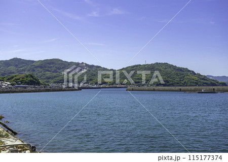 伊予大島　宮窪漁港から大島石採石場を望む　愛媛県今治市 115177374